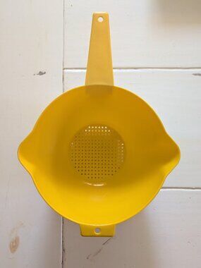 VTG Tupperware Yellow 2 Qt Colander Strainer #1523-4 Handle Double Spouts USA